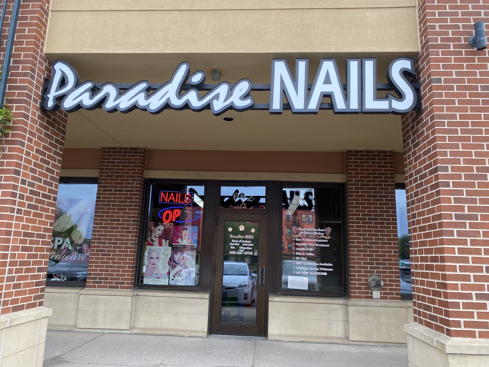 Paradise Nails logo